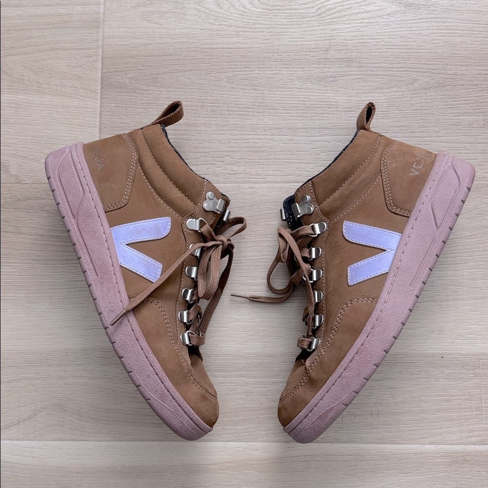 VEJA - Gender Inclusive Roraima High Top Sneaker - Picture 4 of 12